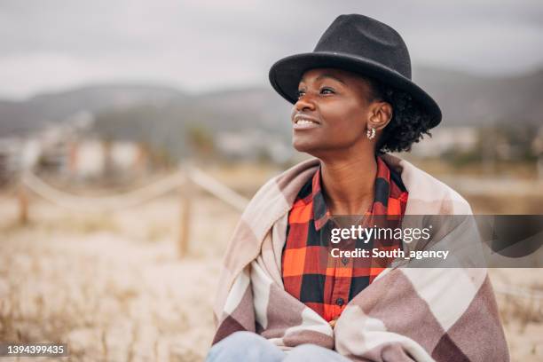 jovens negras enroladas com cobertor na praia - beautiful south african women - fotografias e filmes do acervo