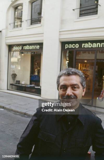 Le couturier Paco Rabanne devant l'un de ses magasins à Paris.