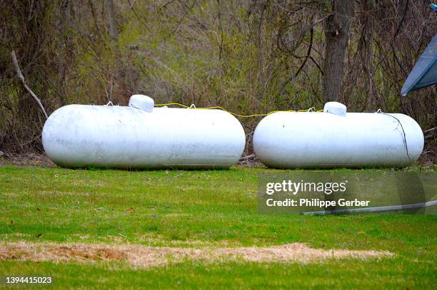 gas tanks - propaan stockfoto's en -beelden