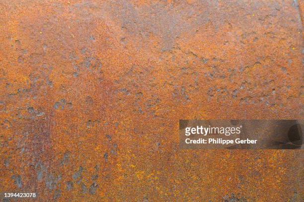 close-up of rusted pipe - rouillé photos et images de collection