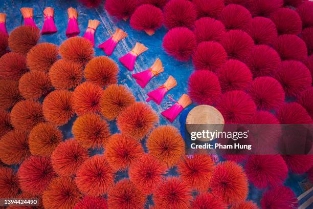 drying incense stick - wierook gefabriceerd object stockfoto's en -beelden