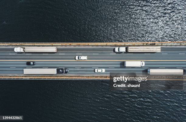 semi trucks auf der brücke - vogelperspektive stock-fotos und bilder