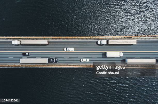 semi trucks on bridge - vrachtwagen met oplegger stockfoto's en -beelden