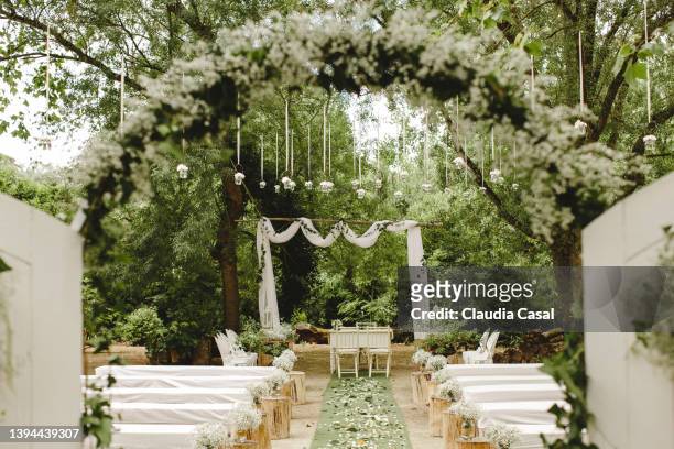 rustic wedding ceremony venue - koninklijke bruiloft stockfoto's en -beelden
