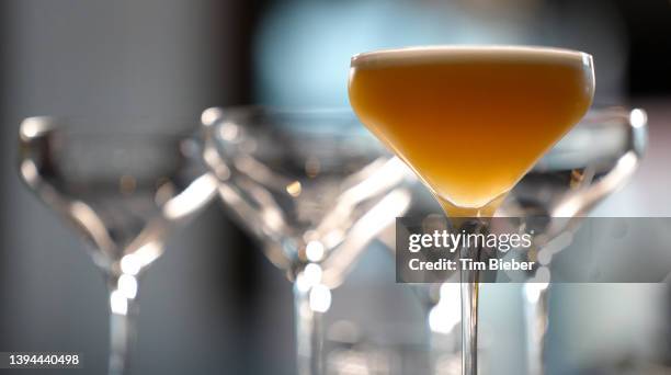 classic whiskey sour / gin fizz prohibition-style cocktail in coupe glass. - scotch egg stockfoto's en -beelden