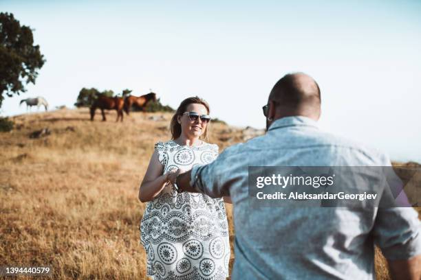 freshly married couple dancing while they are in picnic - fat woman dancing stockfoto's en -beelden