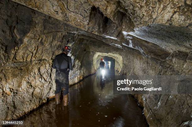 lignite mine of buonacquisto - geoloog stockfoto's en -beelden