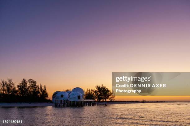 dawn at the dome homes of cape romano - naples florida beach stockfoto's en -beelden