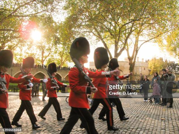サンセットで行進する英国王室警備隊 - changing of the guard ストックフォトと画像