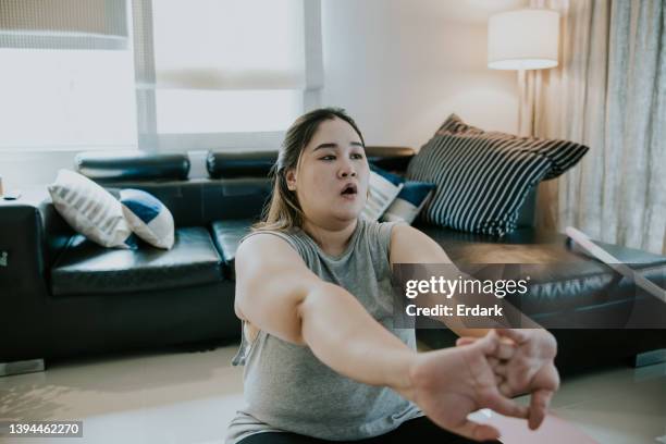 starting warmup and taking a deep breath before starting online yoga class at home. - obesity imagens e fotografias de stock