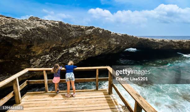 kinder erkunden malerische ozean- und felsformationen auf der karibikinsel curaçao in shete boca - insel curaçao stock-fotos und bilder