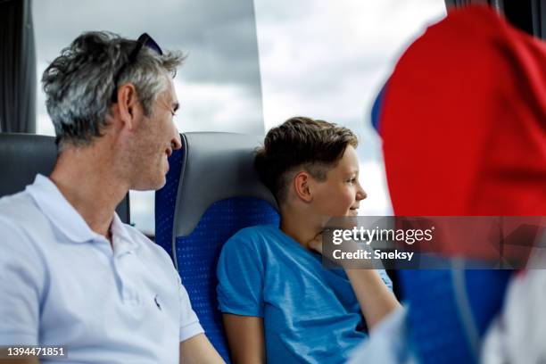 père et son fils dans les transports en commun - car journey photos et images de collection