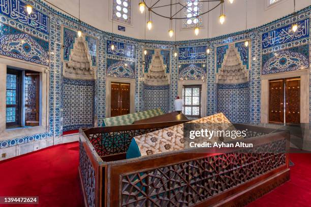 the mausoleum of hurrem sultan(roxelana) at suleymaniye mosque complex in fatih district of istanbul, turkey - mausoléu - fotografias e filmes do acervo