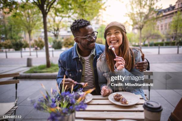 couple on date at outside coffee shop - people eating in bistro stockfoto's en -beelden