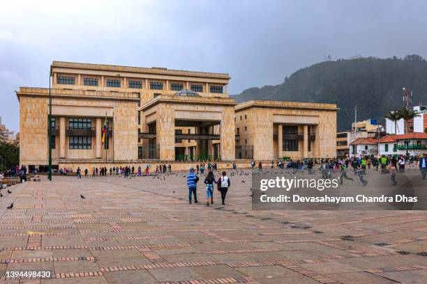 bogota, kolumbien - blick über plaza bolivar, zum obersten gerichtshof des landes auf dem nord-side des platzes gefüllt mit kolumbianern gehen über ihre tägliche arbeit - bolivar square bogota stock-fotos und bilder