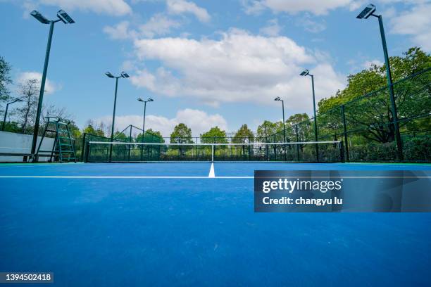 empty blue tennis court - tennis court foto e immagini stock