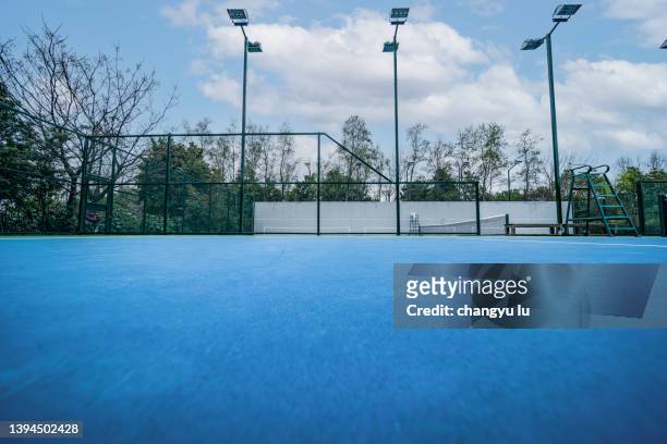 empty blue tennis court - blue tennis racket stock pictures, royalty-free photos & images