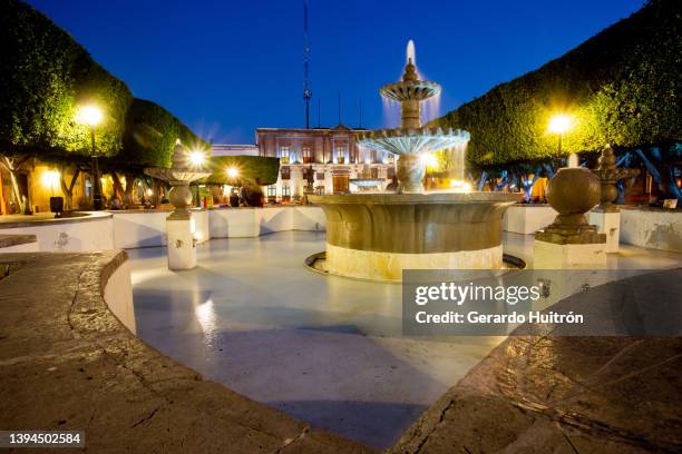 blick auf den guerrero-gartenbrunnen bei nacht, in querétaro. - bundesstaat queretaro stock-fotos und bilder