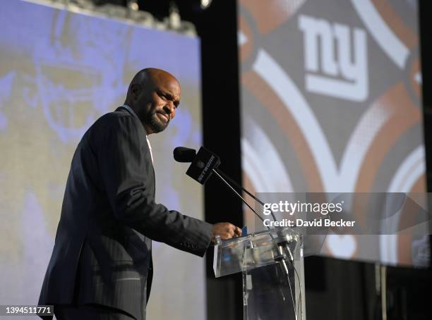 Amani Toomer announces the New York Giants' 67th overall pick during round three of the 2022 NFL Draft on April 29, 2022 in Las Vegas, Nevada.