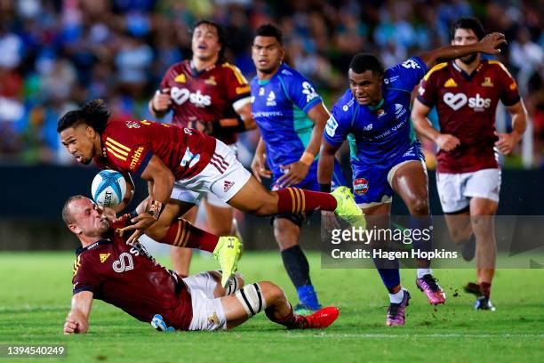 Folau Fakatava of the Highlanders receives a pass during the round 11 Super Rugby Pacific match between the Fijian Drua and the Highlanders at ANZ...