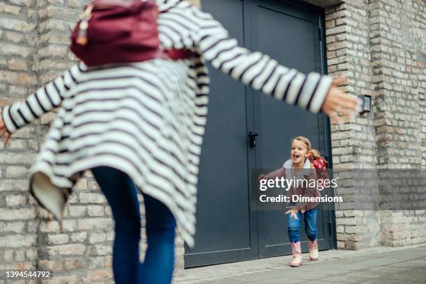 mutter und tochter nach dem unterricht - schulkinder eltern stock-fotos und bilder