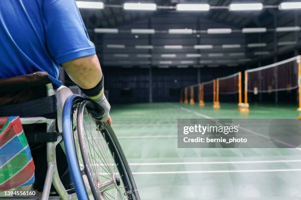 behindertengerechtes badminton-sportkonzept - handicapped adults stock-fotos und bilder