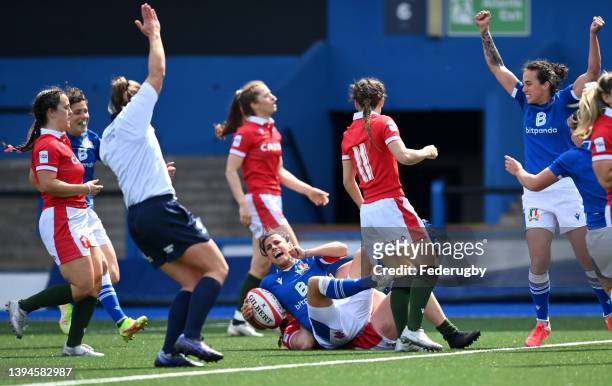 Sara Barattin of Italy celebrates scoring their sides first try during the TikTok Women's Six Nations match between Wales and Italy at Cardiff Arms...