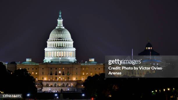 dome of the us capitol illuminated at night - washington dc 個照片及圖片檔