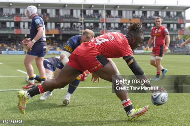 Rotimi Segun of Saracens scoring their third try during the Gallagher Premiership Rugby match between Worcester Warriors and Saracens at Sixways...