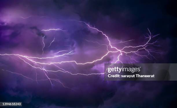 lightning the line of lightning was coming down. - electrical shock stock pictures, royalty-free photos & images