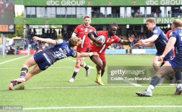 Noah Heward and Tom Howe of Worcester Warriors tackle Rotimi Segun of Saracens during the Gallagher Premiership Rugby match between Worcester...