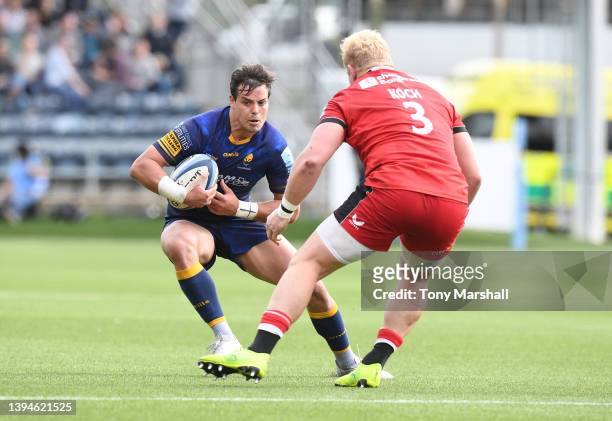 Francois Venter of Worcester Warriors looks for a way past Vincent Koch of Saracens during the Gallagher Premiership Rugby match between Worcester...