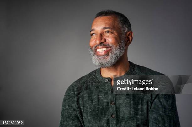 studio portrait of middle aged african american male - hombres maduros fotografías e imágenes de stock