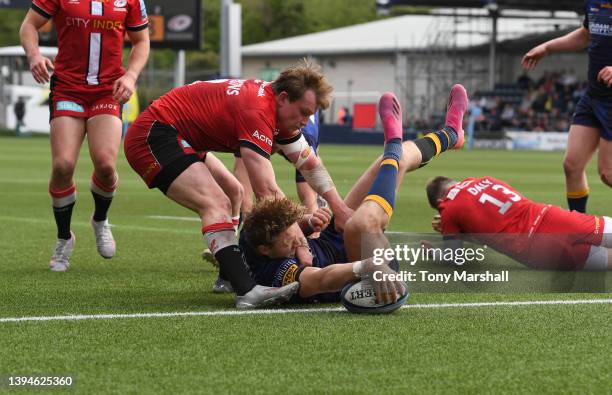 Tom Howe of Worcester Warriors scoring their first try of the match during the Gallagher Premiership Rugby match between Worcester Warriors and...