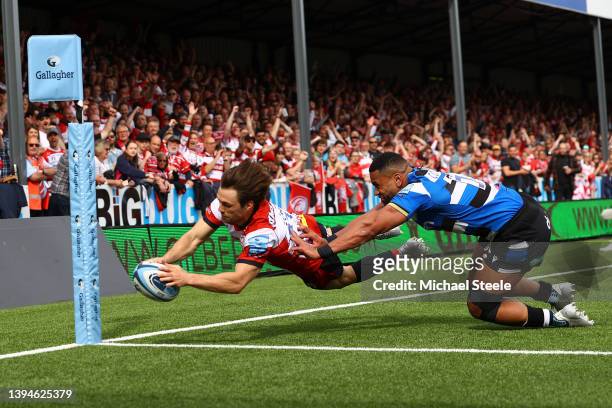 Ben Meehan of Gloucester sdives over to score a try as Joe Cokanasiga fails to tackle during the Gallagher Premiership Rugby match between Gloucester...