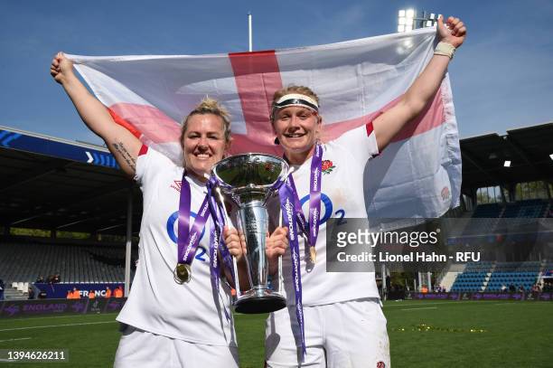 Marlie Packer and Alex Matthews of England pose with the trophy after winning the grand slam following their victory in the TikTok Women's Six...