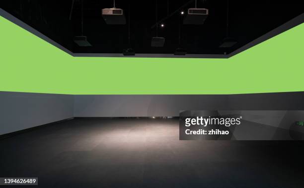 empty projection hall with large surround screen - apresentação de filme - fotografias e filmes do acervo