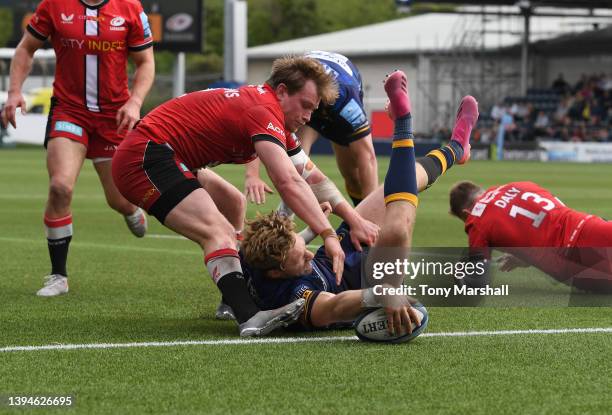 Tom Howe of Worcester Warriors scoring their first try of the match during the Gallagher Premiership Rugby match between Worcester Warriors and...