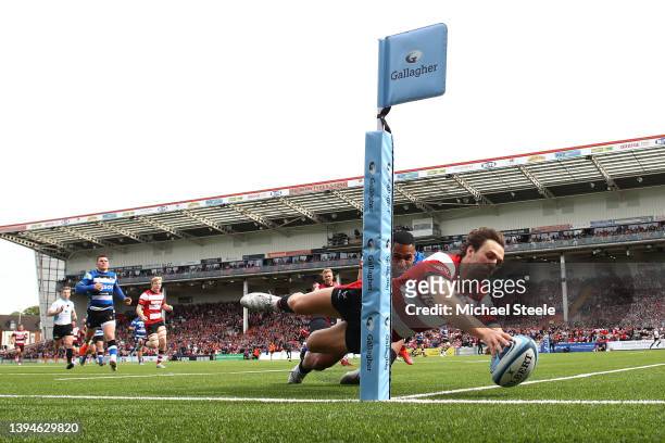 Ben Meehan of Gloucester dives over to score a try as Joe Cokanasiga fails to tackle during the Gallagher Premiership Rugby match between Gloucester...