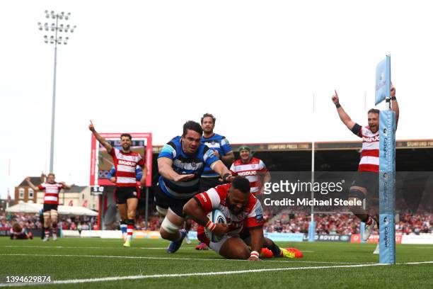 Jamal Ford-Robinson of Gloucester scores a try as Jaco Coetzee of Bath fails to tackle during the Gallagher Premiership Rugby match between...