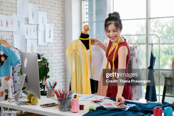 woman pinning top on dress form at home - onafhankelijkheid stockfoto's en -beelden