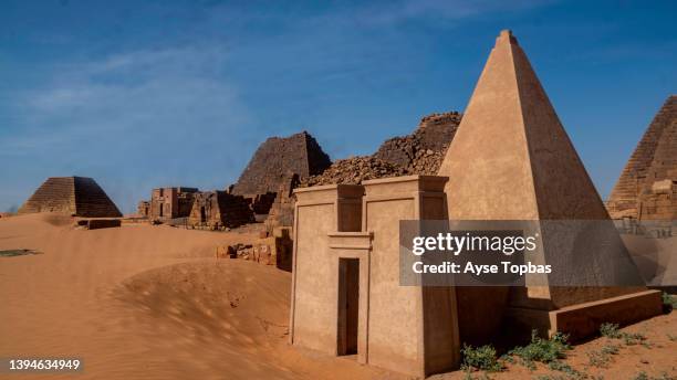 pyramids of meroe, sudan - meroe stock-fotos und bilder