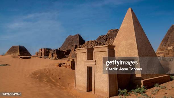 pyramids of meroe, sudan - meroe foto e immagini stock