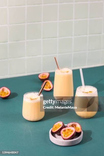 bevanda al frutto della passione cocktail milkshake in bar retrò con frutta fresca e foglia di palma - food styling foto e immagini stock