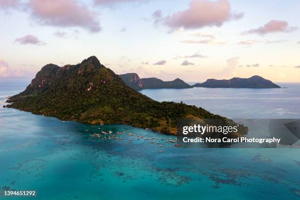 drone point of view of sunset near bohey dulang island - island of borneo fotografías e imágenes de stock