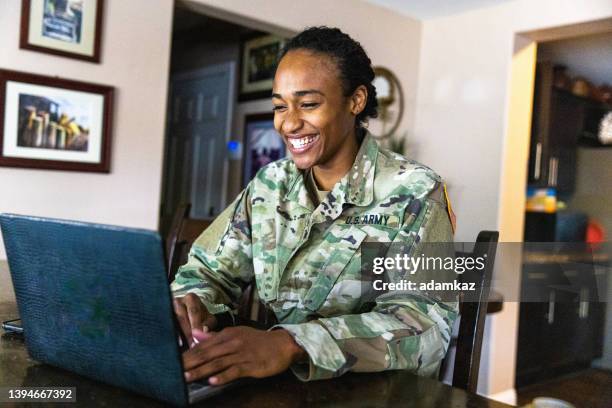 junges schwarzes mitglied des us army service mit laptop zu hause - air force stock-fotos und bilder
