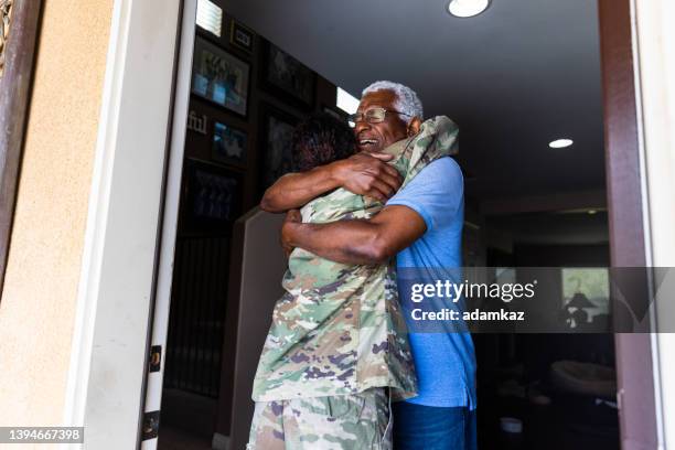 father hugging his daughter who has returned home - terugkomdag stockfoto's en -beelden