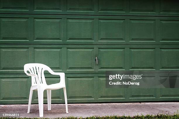 einsam weißen stuhl - plastikmaterial stock-fotos und bilder