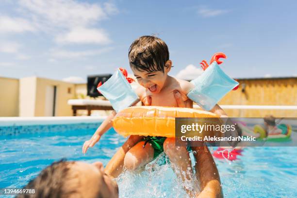 im sommer  - family pool stock-fotos und bilder