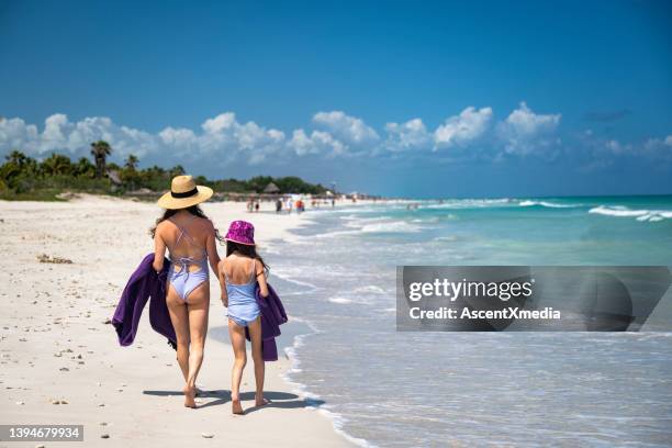 wandern am strand im familienurlaub - kuba strand stock-fotos und bilder